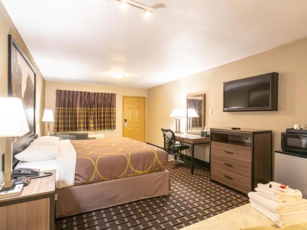 Super 8 Dallas-Mesquite : photo 4 de la chambre suite lit king-size de luxe - fumeurs