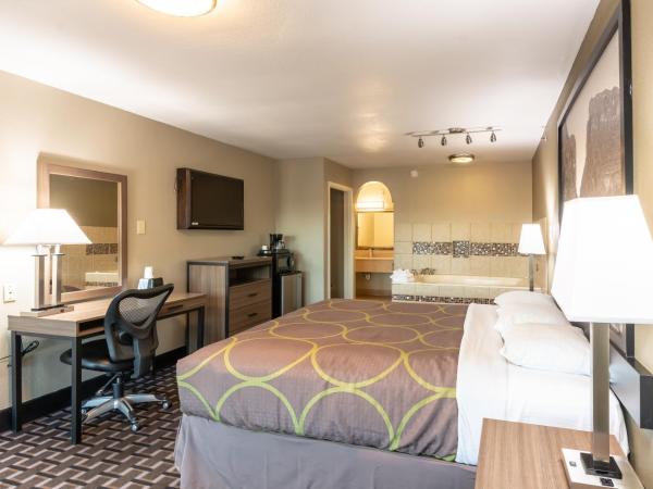 Super 8 Dallas-Mesquite : photo 5 de la chambre suite lit king-size de luxe - fumeurs