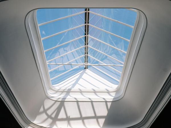 Dona Emília Guest House & Studio Apartment Building : photo 1 de la chambre chambre lits jumeaux avec salle de bains privative séparée