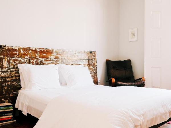 Dona Emília Guest House & Studio Apartment Building : photo 5 de la chambre suite with balcony and mountain and city views