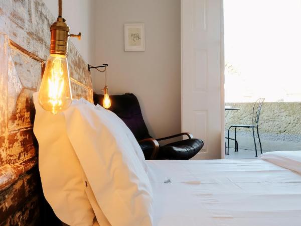 Dona Emília Guest House & Studio Apartment Building : photo 1 de la chambre suite with balcony and mountain and city views