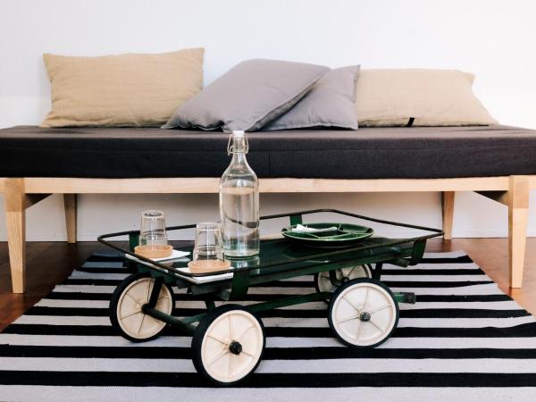 Dona Emília Guest House & Studio Apartment Building : photo 3 de la chambre double or twin room with private external bathroom and mountain views