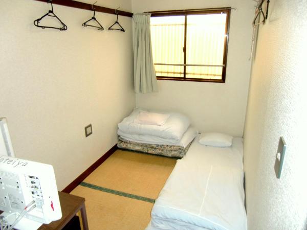 Economy Hotel Hoteiya : photo 1 de la chambre chambre lits jumeaux de style japonais avec salle de bains commune
