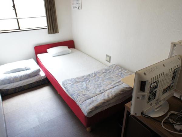 Economy Hotel Hoteiya : photo 5 de la chambre chambre lits jumeaux avec tatami et salle de bains commune