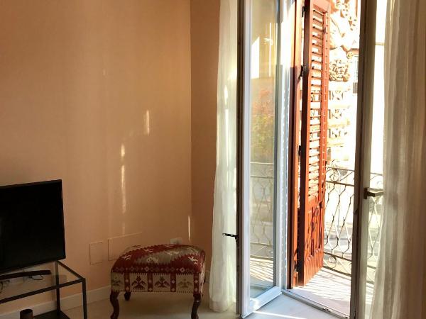 I Mori di Porta Nuova Suite & Terrace : photo 8 de la chambre chambre lit king-size avec balcon