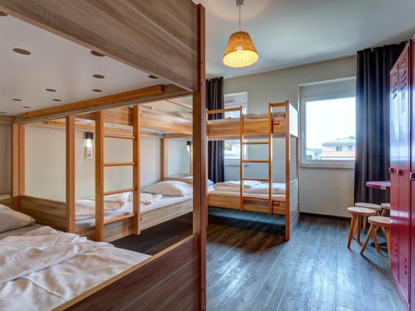 MEININGER Hotel Salzburg City Center : photo 1 de la chambre chambre avec 5 lits