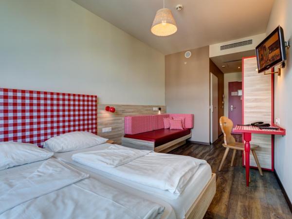 MEININGER Hotel Salzburg City Center : photo 1 de la chambre chambre triple