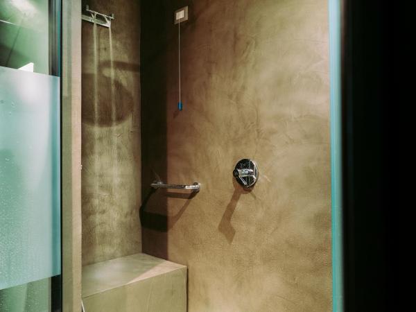 Artemisia Domus - Centro Storico : photo 7 de la chambre suite lit queen-size avec baignoire spa