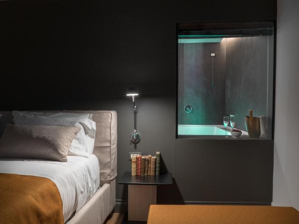 Artemisia Domus - Centro Storico : photo 7 de la chambre suite lit king-size avec baignoire spa