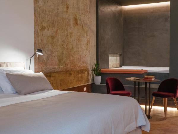Artemisia Domus - Centro Storico : photo 4 de la chambre suite lit king-size avec baignoire spa