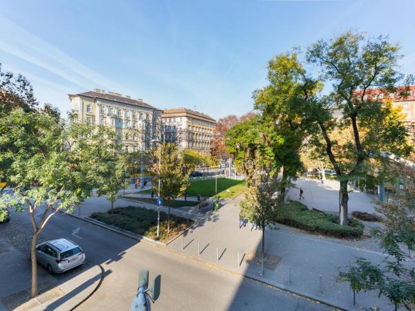 SB Panzió : photo 5 de la chambre chambre lit queen-size - vue sur parc