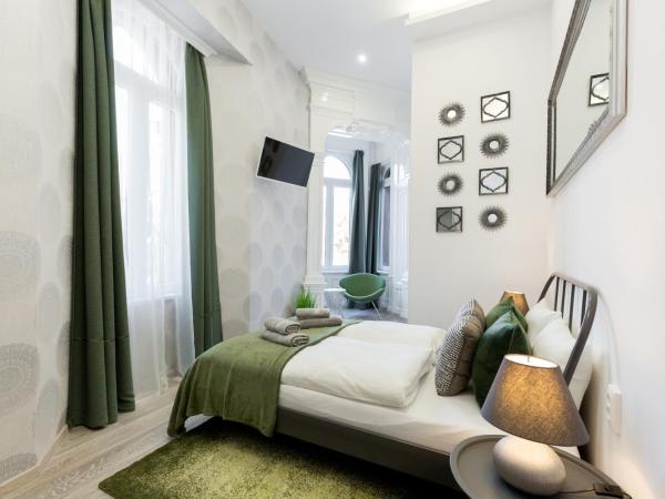 SB Panzió : photo 1 de la chambre chambre lit queen-size - vue sur parc