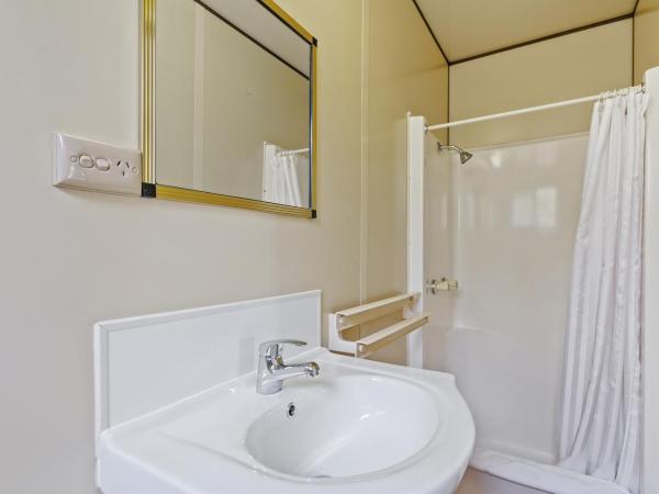 First City Caravilla : photo 4 de la chambre bungalow double avec salle de bains privative