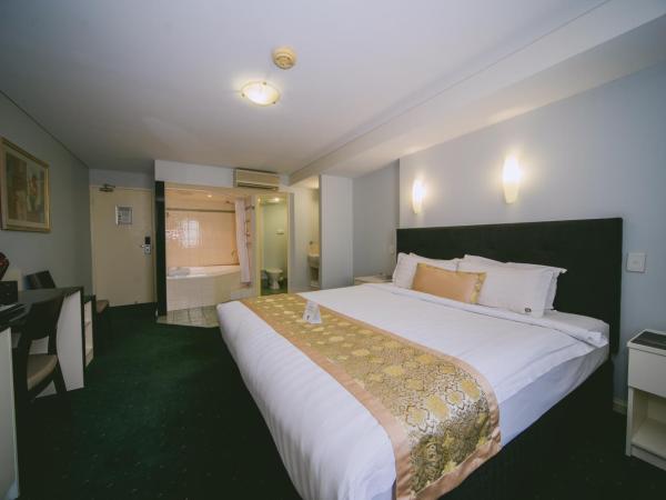 Hotel Northbridge : photo 1 de la chambre chambre lit king-size avec baignoire spa