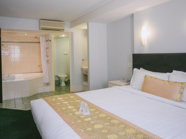 Hotel Northbridge : photo 2 de la chambre chambre lit king-size avec baignoire spa
