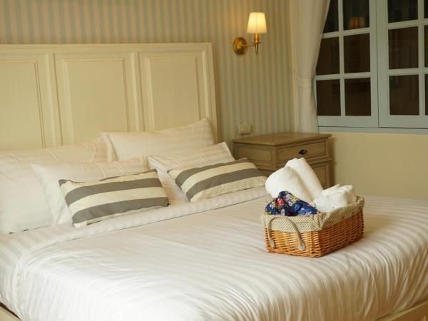 Nai Suan Bed and Breakfast : photo 2 de la chambre chambre lit king-size avec balcon
