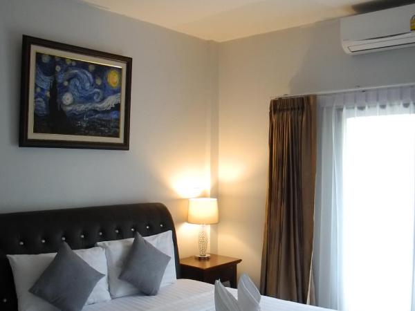 Bann Tawan Hostel & Spa : photo 2 de la chambre chambre lit king-size - vue sur jardin