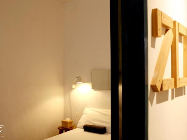 T-Boutique Hostel - Hua Lamphong : photo 7 de la chambre chambre double standard avec salle de bains commune