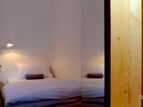 T-Boutique Hostel - Hua Lamphong : photo 3 de la chambre chambre lits jumeaux standard avec salle de bains commune