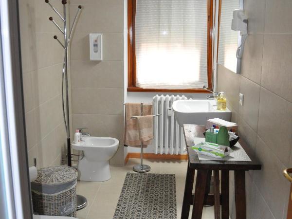 CityWalls Guest House Bergamo : photo 5 de la chambre chambre double avec salle de bains privative extérieure