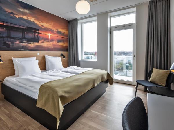 KOMPAS Hotel Aalborg : photo 1 de la chambre chambre double supérieure avec balcon
