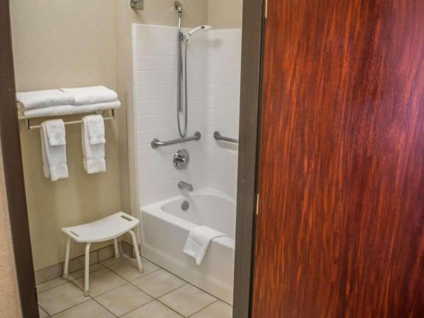 Comfort Suites Portland Southwest : photo 1 de la chambre chambre lit king-size pour personnes à mobilité réduite avec baignoire accessible en fauteuil roulant - non-fumeurs
