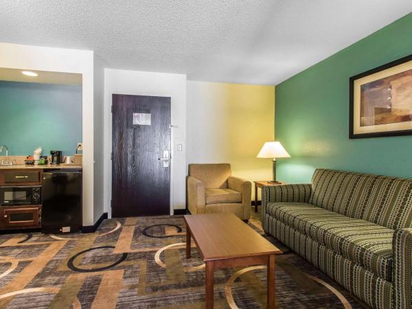 Quality Inn & Suites Memphis East : photo 2 de la chambre suite lit king-size – non-fumeurs