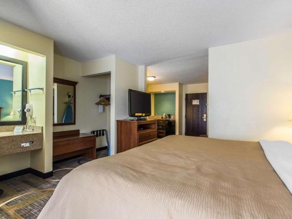 Quality Inn & Suites Memphis East : photo 3 de la chambre suite lit king-size – non-fumeurs