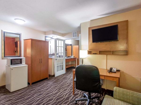 Quality Inn & Suites I-35 near Frost Bank Center : photo 9 de la chambre suite 1 chambre lit king-size