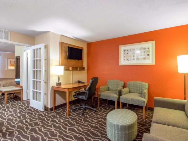 Quality Inn & Suites I-35 near Frost Bank Center : photo 8 de la chambre suite 1 chambre lit king-size