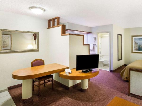 Rodeway Inn & Suites South of Fiesta Park : photo 1 de la chambre suite lit king-size – non-fumeurs