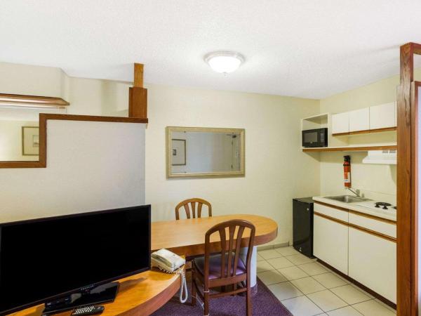 Rodeway Inn & Suites South of Fiesta Park : photo 1 de la chambre chambre lit king-size - non-fumeurs