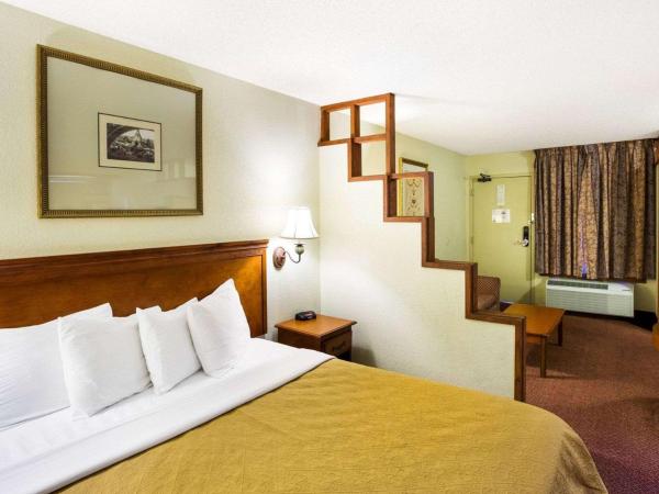 Rodeway Inn & Suites South of Fiesta Park : photo 2 de la chambre suite lit king-size – non-fumeurs