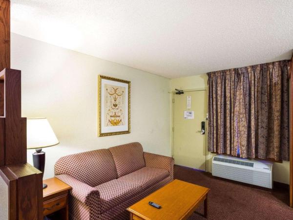 Rodeway Inn & Suites South of Fiesta Park : photo 4 de la chambre suite lit king-size – non-fumeurs