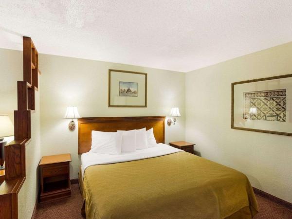 Rodeway Inn & Suites South of Fiesta Park : photo 3 de la chambre chambre lit king-size - non-fumeurs