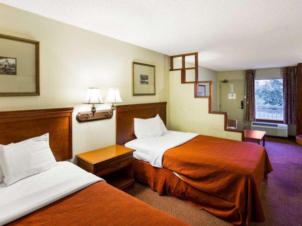 Rodeway Inn & Suites South of Fiesta Park : photo 2 de la chambre suite double avec 2 lits doubles - non-fumeurs