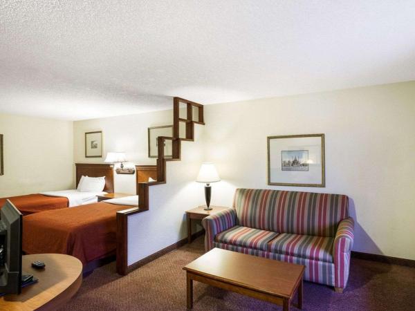 Rodeway Inn & Suites South of Fiesta Park : photo 3 de la chambre suite double avec 2 lits doubles - non-fumeurs