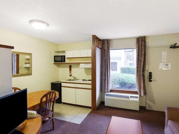 Rodeway Inn & Suites South of Fiesta Park : photo 5 de la chambre chambre lit king-size - non-fumeurs