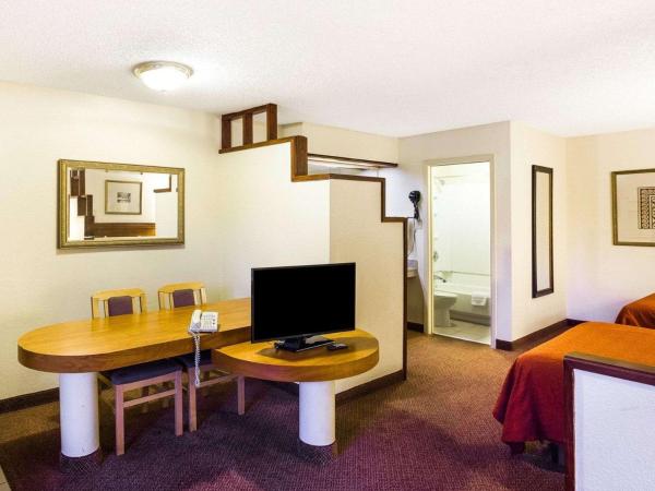 Rodeway Inn & Suites South of Fiesta Park : photo 4 de la chambre suite double avec 2 lits doubles - non-fumeurs