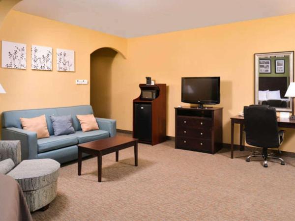 Sleep Inn and Suites Downtown Houston : photo 2 de la chambre suite avec canapé-lit