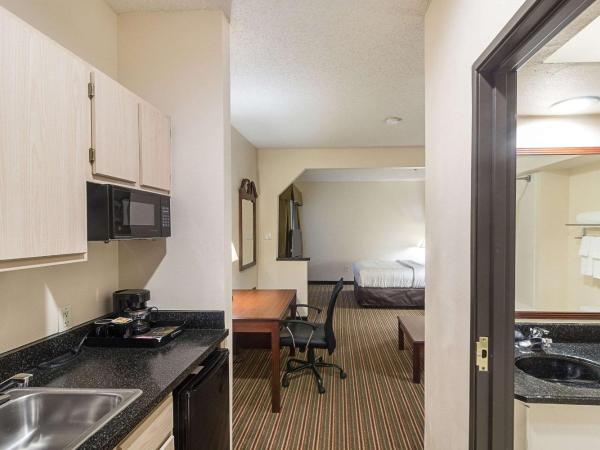 Quality Inn & Suites West Chase : photo 3 de la chambre king room with sofa bed and hot tub - non-smoking