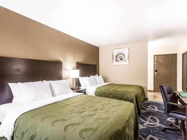 Quality Inn Downtown : photo 2 de la chambre chambre avec 2 grands lits queen-size 