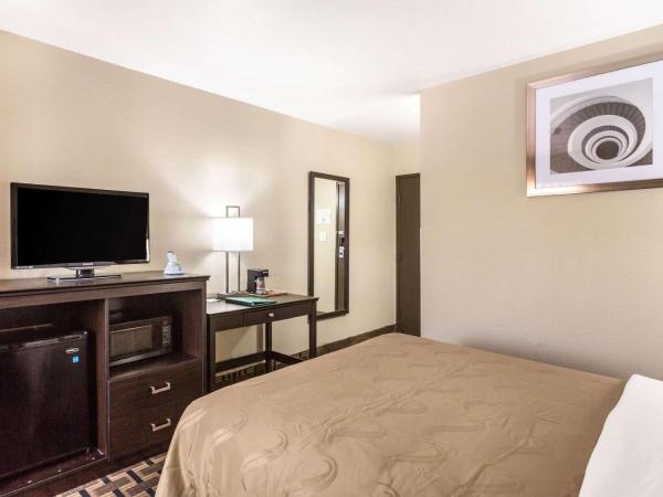 Quality Inn Downtown : photo 9 de la chambre chambre lit queen-size 