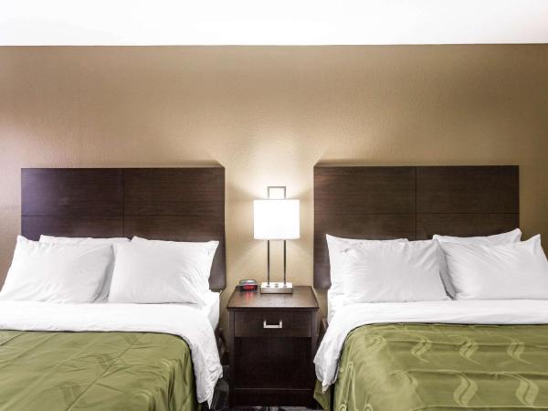 Quality Inn Downtown : photo 10 de la chambre chambre avec 2 grands lits queen-size 