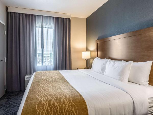 Comfort Inn & Suites Salt Lake City Airport : photo 1 de la chambre suite lit king-size avec canapé-lit - non-fumeurs