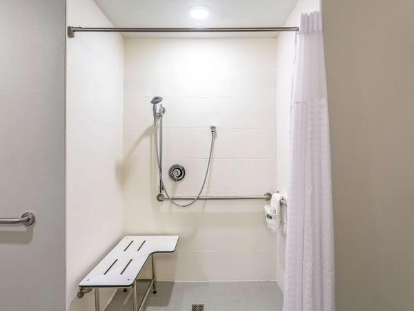 Comfort Inn & Suites Salt Lake City Airport : photo 8 de la chambre chambre 2 lits queen-size avec douche accessible en fauteuil roulant - adaptée aux personnes à mobilité réduite/non-fumeurs