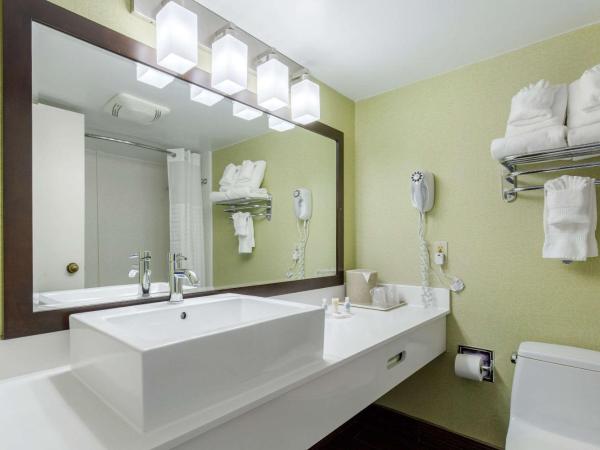 Coastal Hotel & Suites Virginia Beach - Oceanfront : photo 5 de la chambre suite lit king-size côté océan - non-fumeurs