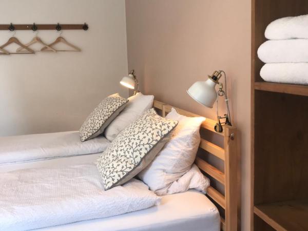 The Bed + Breakfast : photo 7 de la chambre chambre triple avec salle de bains commune
