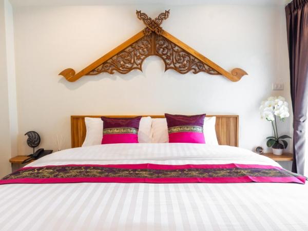 Anumat Premium Budget Hotel : photo 2 de la chambre chambre lit king-size avec balcon