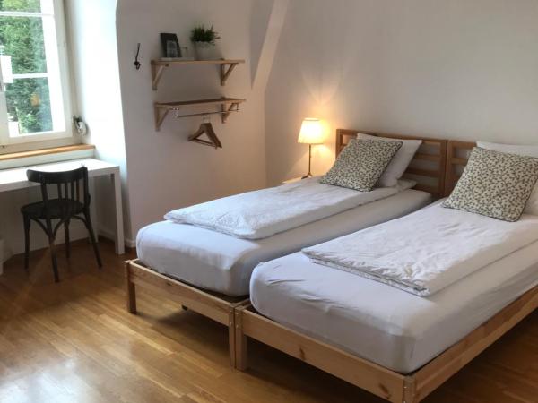The Bed + Breakfast : photo 4 de la chambre chambre triple avec salle de bains commune